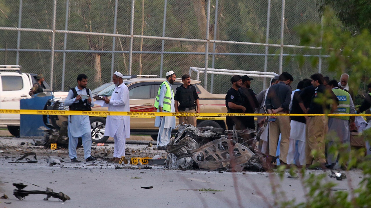 Suicide bomber attacks truck carrying Pakistani security forces, at least 8 wounded